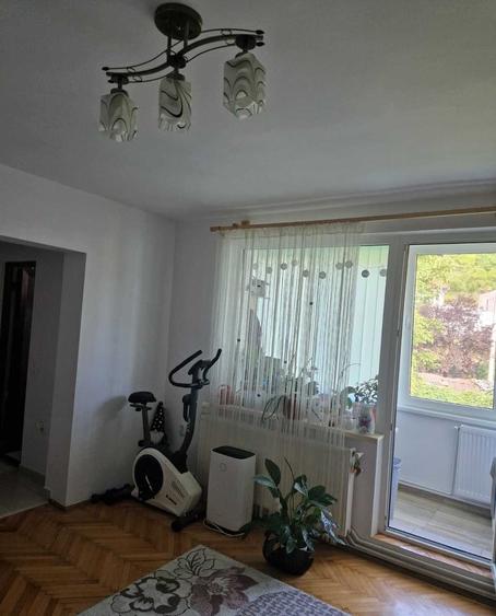 Apartament cu 3 camere semidecomandat în Central