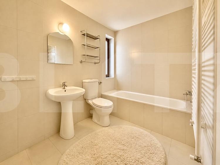 Casă individuală cu 5 camere cu Canalizare în Torontalului