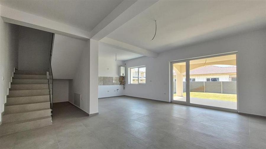 Duplex cu 5 camere cu Canalizare în Moșnița Nouă