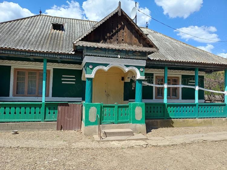 Casă cu Teren 12200 Mp în Cârlig