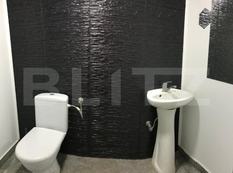 Casă individuală cu 7 camere cu Canalizare în Fieni