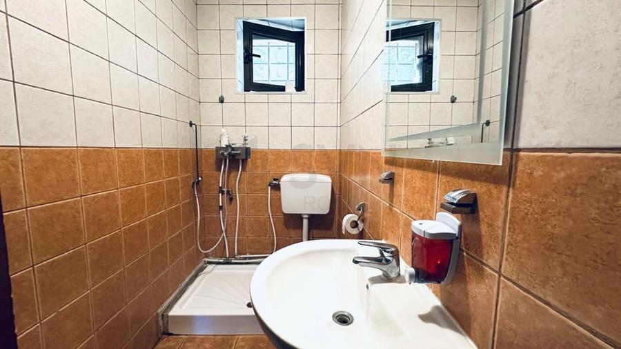 Casă individuală cu 9 camere cu Canalizare în Central