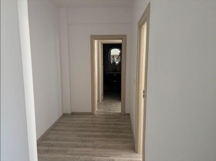 Apartament cu 3 camere semidecomandat în Girocului