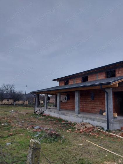 Casă cu 6 camere în Ghioroc