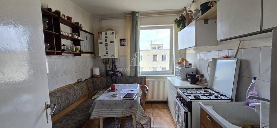 Apartament cu 3 camere semidecomandat, mobilat în Est
