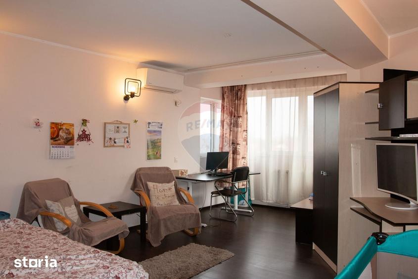 Casă cu 7 camere cu Teren 607 Mp în Central