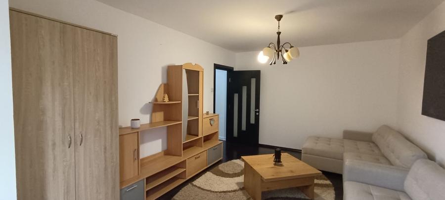 Apartament cu 3 camere decomandat în Tractorul