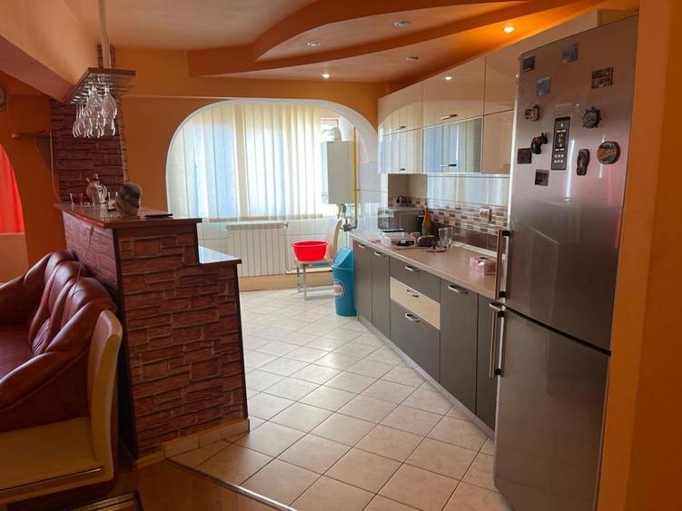 Apartament cu 3 camere decomandat în Buzaului