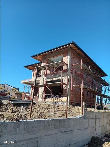 Casă cu 4 camere în Pietrăria