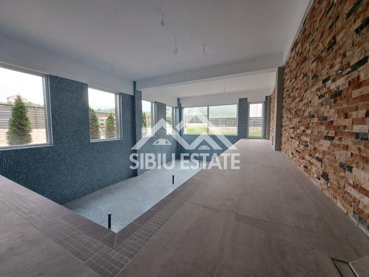 Casă individuală cu 5 camere cu Piscina în Est