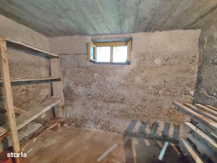 Casă cu 4 camere cu Teren 4122 Mp în Petid