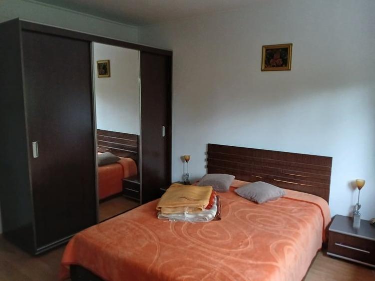 Apartament cu 3 camere decomandat, mobilat în Bucovina