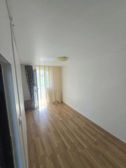 Apartament cu 3 camere semidecomandat în 9 Mai