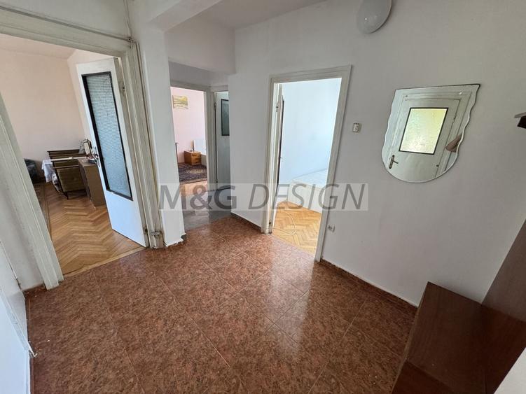 Apartament cu 3 camere decomandat în Girocului