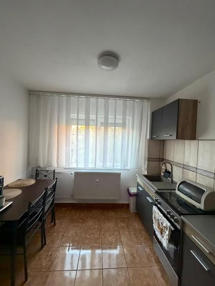 Apartament cu 3 camere semidecomandat în Rogerius