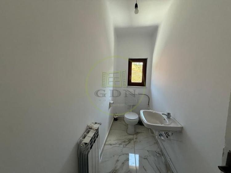 Casă individuală cu 10 camere cu Canalizare în Central