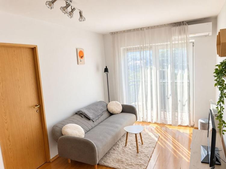 Apartament cu 3 camere semidecomandat, mobilat în Gheorgheni
