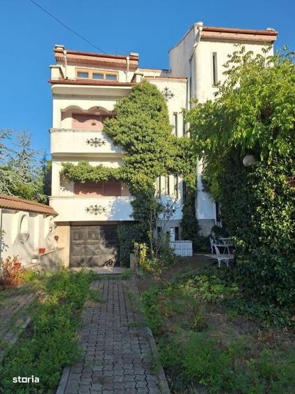 Casă cu 4 camere decomandat în Central