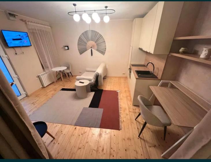 Apartament cu 2 camere decomandat, mobilat în Central
