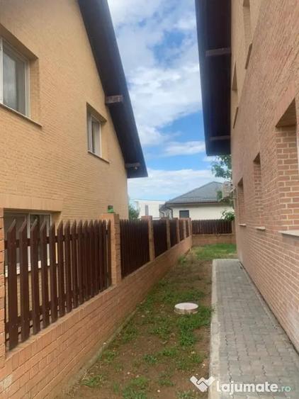 Casă cu 5 camere cu Teren 277 Mp în Malu Mare