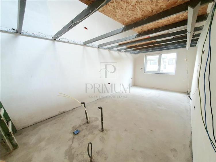 Apartament cu 3 camere semidecomandat în Dumbrăvița