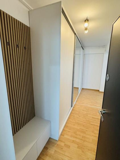 Apartament cu 2 camere semidecomandat, mobilat în Est