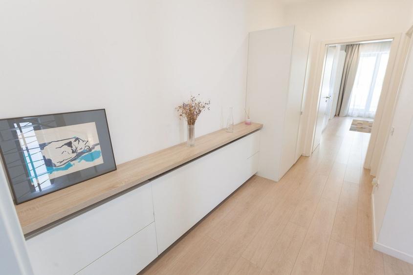 Apartament cu 3 camere decomandat, mobilat în P-ța Victoriei