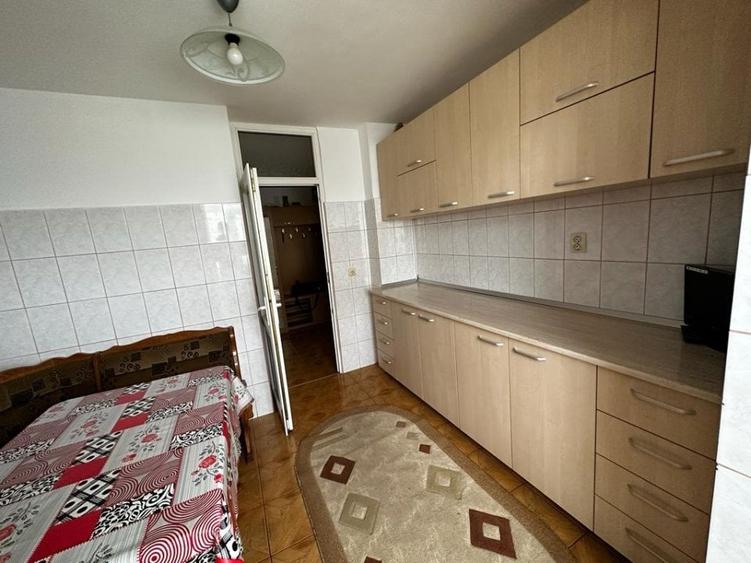 Apartament cu 3 camere decomandat, mobilat în Poarta 6