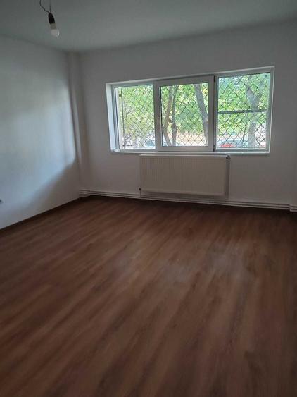 Apartament cu 4 camere decomandat în Colentina