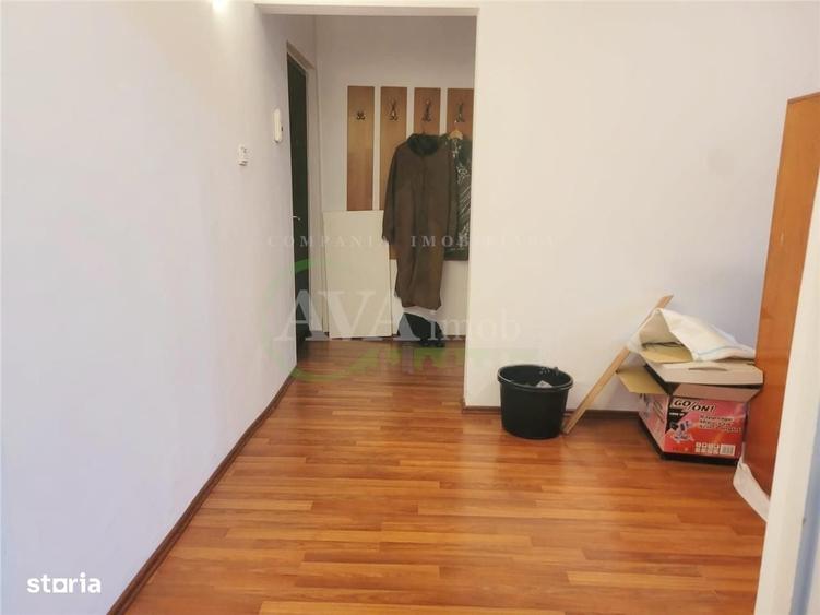 Apartament cu 3 camere semidecomandat în Mioriței