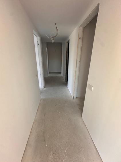 Apartament cu 3 camere semidecomandat în Iancu Nicolae