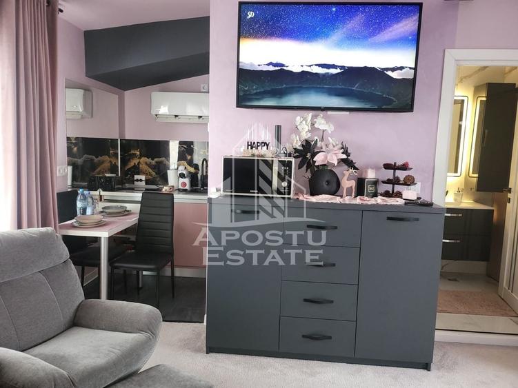 Apartament cu 3 camere semidecomandat în Zăvoi