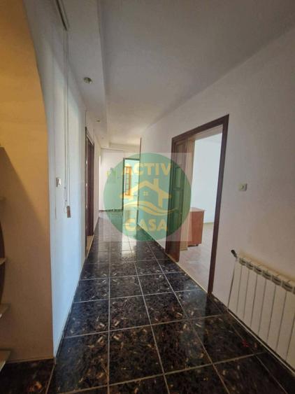 Casă cu 4 camere cu Garaj în Est