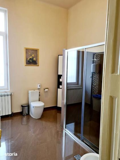 Apartament cu 5 camere în Centrul Civic