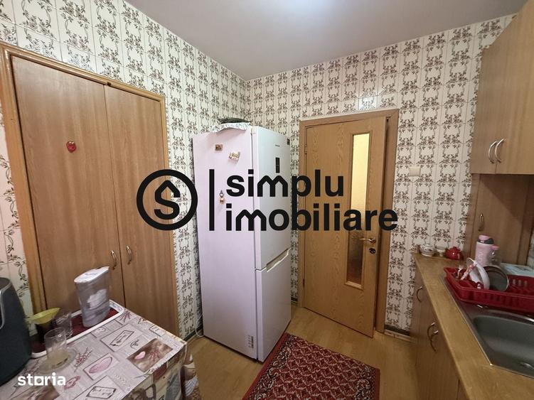 Apartament cu 3 camere semidecomandat în Rovine