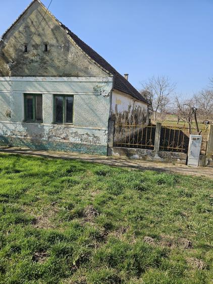 Casă cu 3 camere în Comloșu Mare