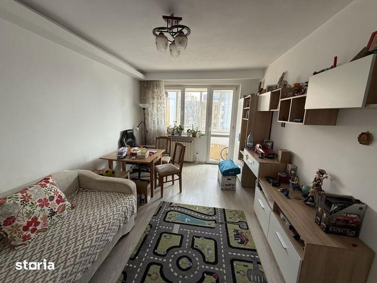 Apartament cu 3 camere decomandat în Lacul Tei