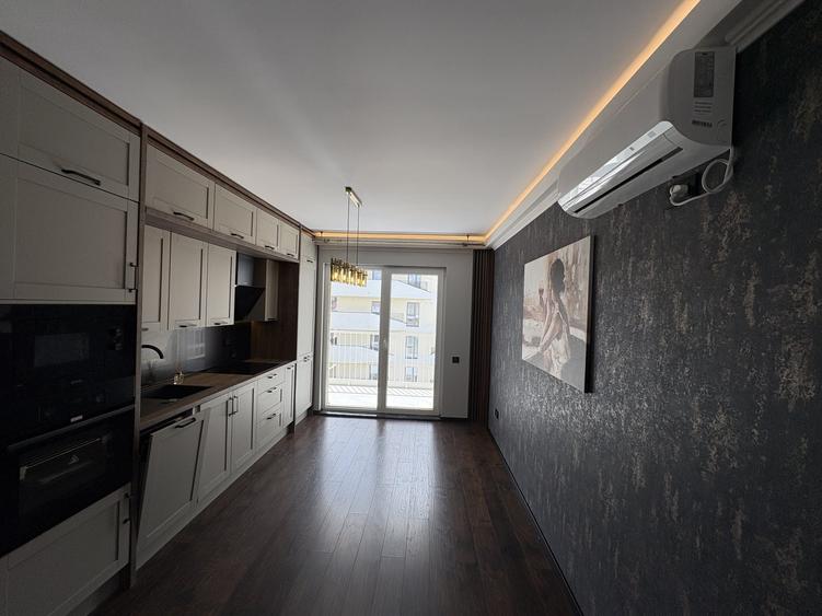 Apartament cu 3 camere semidecomandat, mobilat în Florești