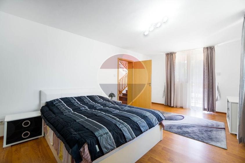 Casă individuală cu 7 camere cu Teren 1167 Mp în Tractorul