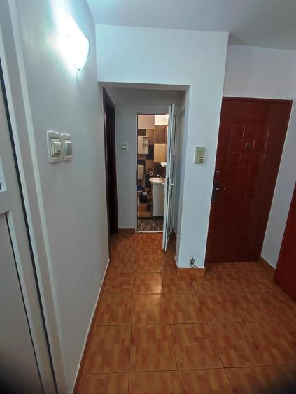 Apartament cu 3 camere semidecomandat în Rahova