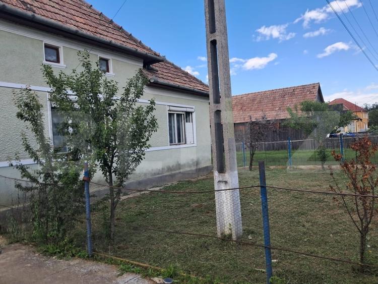 Casă individuală cu 2 camere cu Canalizare în Sărmașu