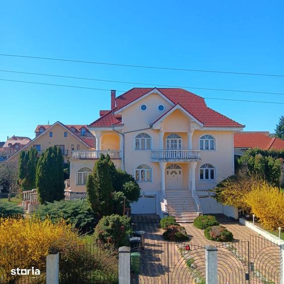 Casă cu 7 camere cu Teren 1200 Mp în Sânmartin
