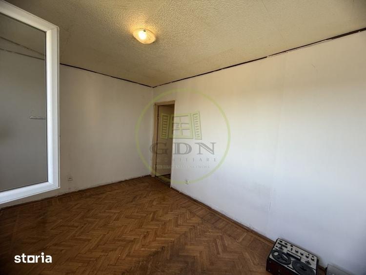Apartament cu 4 camere semidecomandat în Calea București