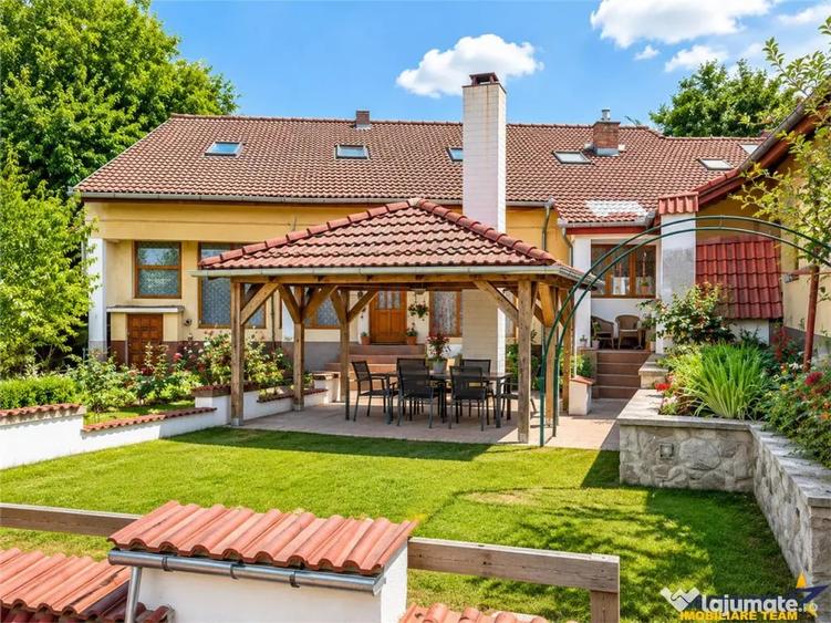 Casă cu 9 camere cu Teren 547 Mp în Central