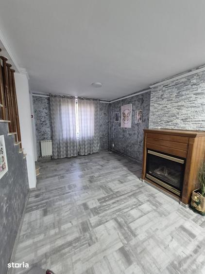 Casă cu 7 camere cu Teren 100 Mp în Vatra Luminoasă