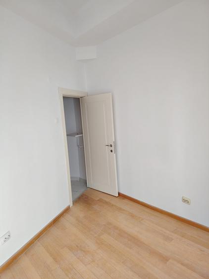 Apartament cu 6 camere decomandat, mobilat în Victoriei