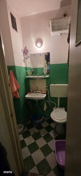Apartament cu 4 camere semidecomandat în Podu Roș