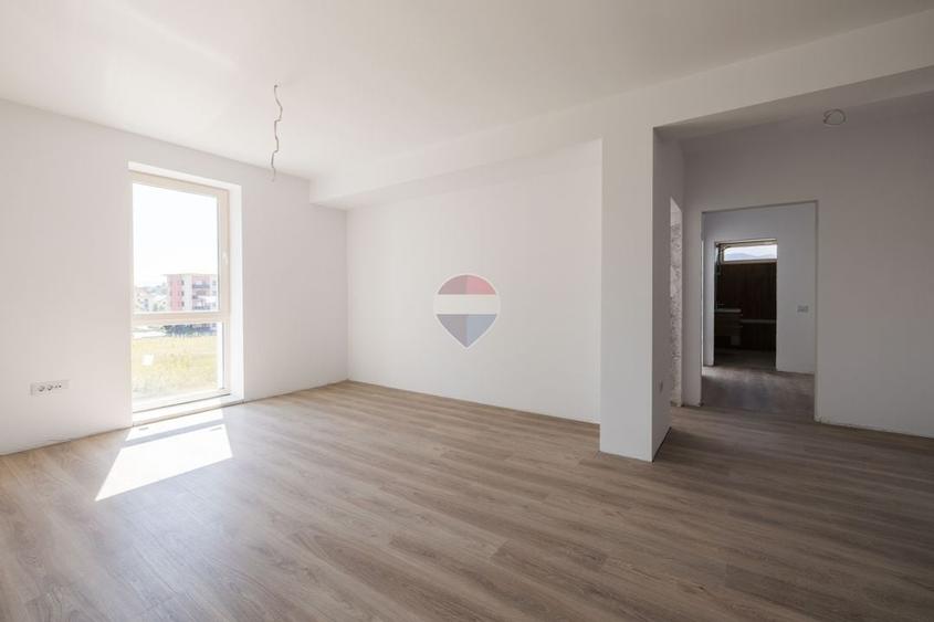 Apartament cu 3 camere decomandat în Tractorul