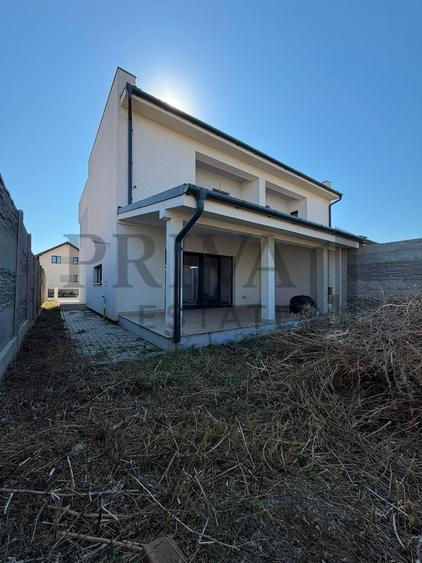 Duplex cu 4 camere cu Canalizare în Giarmata