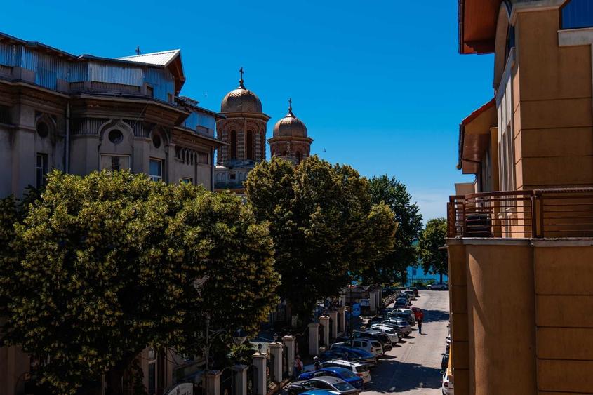 Apartament cu 2 camere decomandat în Peninsula